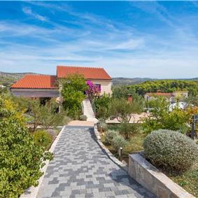 6 bedroom villa with pool in Milna, Brac Island sleeps 11